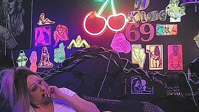 Snapshot of pineapplelife chatting on March 27, 2026, 8:26 am pineapplelife online show from March 27, 2026, 8:26 am