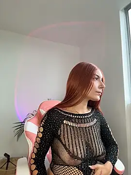 alesziarose  online show from May 12, 2026, 9:43 pm