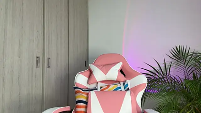 alesziarose  online show from May 29, 2026, 10:05 pm
