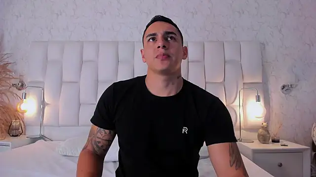 Snapshot of MassimoCo_ chatting on February 24, 2026, 9:04 pm MassimoCo online show from February 24, 2026, 9:04 pm