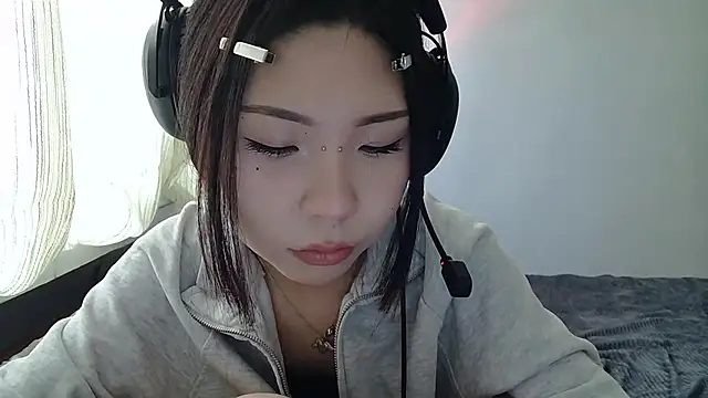 Snapshot of AprilOnilll chatting on January 12, 2026, 8:32 am AprilOnilll online show from January 12, 2026, 8:32 am