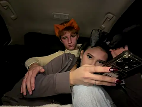 foxandbunny1 online show from January 7, 2026, 4:56 pm