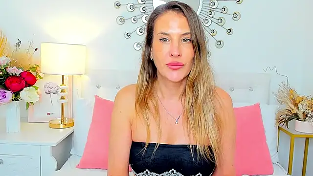 IssabelXO online show from May 13, 2026, 12:23 pm