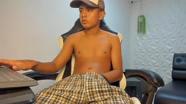 Snapshot of Alluringangel23 chatting on January 13, 2026, 1:31 am Alluringangel23 online show from January 13, 2026, 1:31 am