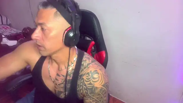 Snapshot of Hades_Rom chatting on January 6, 2026, 2:37 am Hades Rom online show from January 6, 2026, 2:37 am