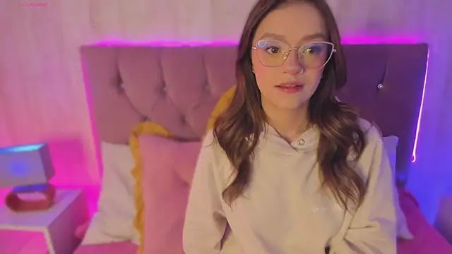 Snapshot of alyy_cut3 chatting on February 10, 2026, 1:21 pm alyy cut3 online show from February 10, 2026, 1:21 pm