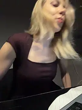 ElenaWhitmore online show from January 18, 2026, 7:39 pm