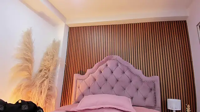 Violett hott  online show from April 4, 2026, 12:45 pm