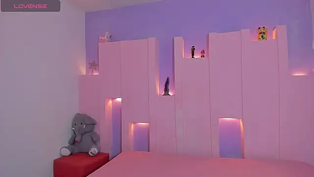 emilywilliis online show from April 13, 2026, 12:53 pm