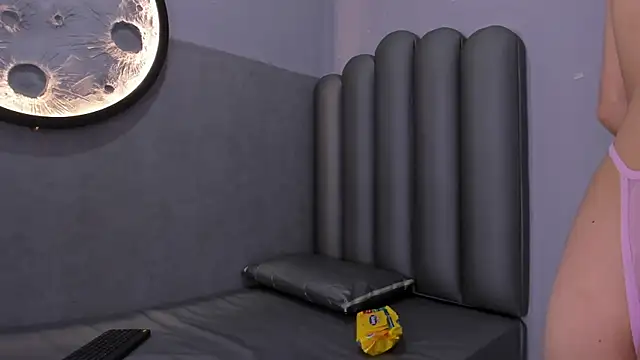 Snapshot of Luna__02 chatting on February 18, 2026, 12:01 pm Luna 02 online show from February 18, 2026, 12:01 pm