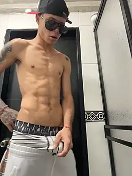 Snapshot of Zeus_Bigcock21 chatting on January 8, 2026, 6:47 pm Zeus Bigcock21 online show from January 8, 2026, 6:47 pm