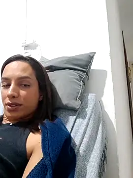 ofjuliaa online show from May 14, 2026, 12:07 am