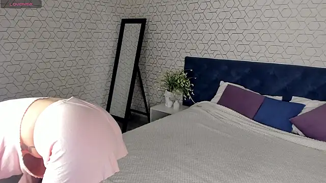 desiree doll online show from February 12, 2026, 1:05 am