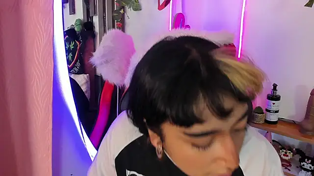 MeowMota  online show from May 19, 2026, 6:26 pm