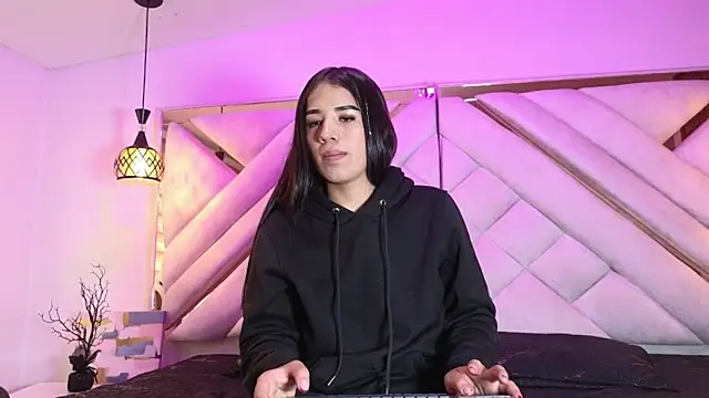 Snapshot of zoevg chatting on March 6, 2026, 12:33 pm zoevg online show from March 6, 2026, 12:33 pm