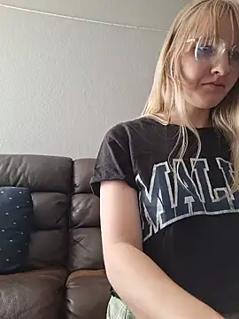 BunnySnowFlake online show from April 22, 2026, 7:09 pm