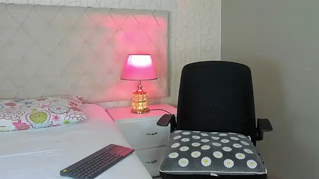 TinyRosee online show from February 5, 2026, 8:04 pm