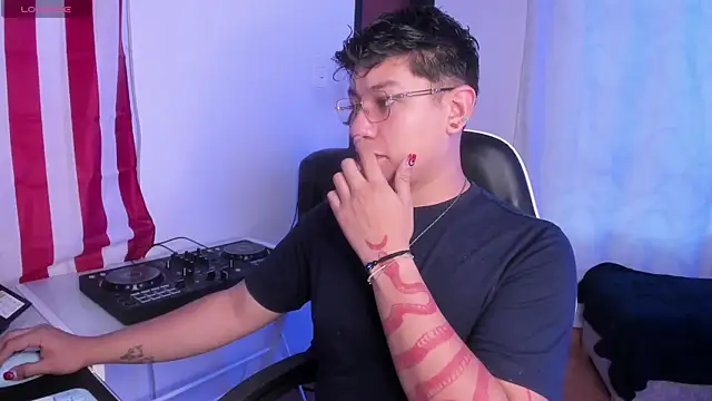 Theo Rowan online show from April 17, 2026, 11:46 am