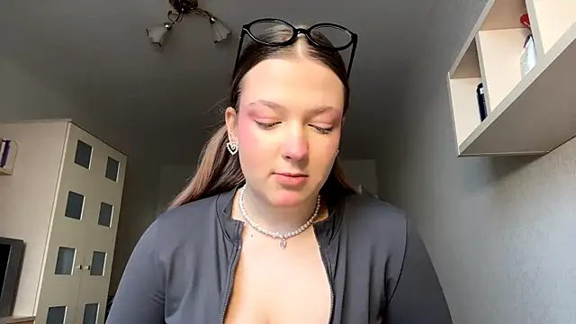 JammieMickiewicz online show from March 6, 2026, 6:19 am