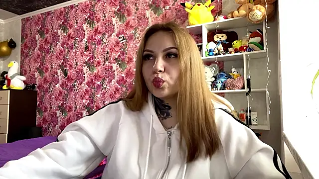 Snapshot of TraciBallena chatting on February 3, 2026, 9:03 am TraciBallena online show from February 3, 2026, 9:03 am