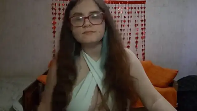 Snapshot of Miyabeee chatting on April 4, 2026, 8:21 am Miyabeee online show from April 4, 2026, 8:21 am