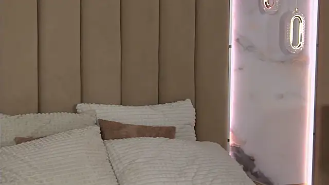 JuliaHotter online show from February 1, 2026, 5:22 pm