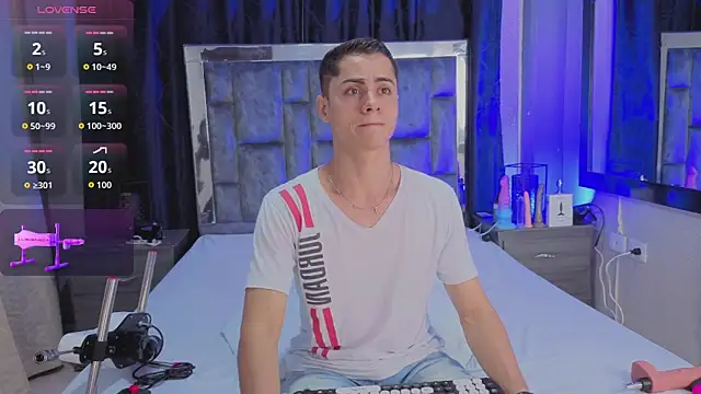 LeoMonnroe online show from April 4, 2026, 5:08 pm