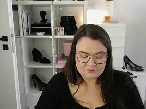 Snapshot of HollyDanceSoul chatting on March 6, 2026, 2:12 pm HollyDanceSoul online show from March 6, 2026, 2:12 pm