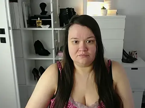 Snapshot of HollyDanceSoul chatting on April 14, 2026, 6:18 am HollyDanceSoul online show from April 14, 2026, 6:18 am