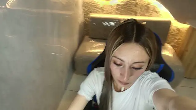 Snapshot of katalina_r_ chatting on February 14, 2026, 2:56 am katalina r online show from February 14, 2026, 2:56 am