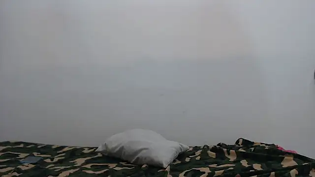 Snapshot of littlepearl18 chatting on February 5, 2026, 1:45 am littlepearl18 online show from February 5, 2026, 1:45 am