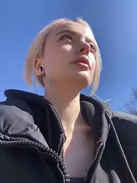 Snapshot of aka_Blonde chatting on April 7, 2026, 5:42 am aka Blonde online show from April 7, 2026, 5:42 am