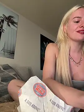 blondebunny999 999 online show from May 8, 2026, 10:13 pm