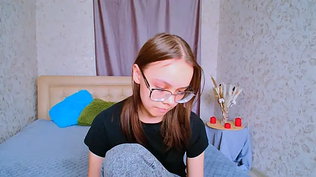 LolliStrawberry online show from April 10, 2026, 10:11 am