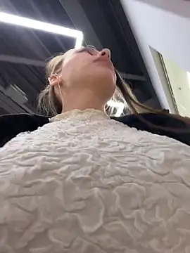 Snapshot of LeiaMood chatting on April 13, 2026, 5:55 am LeiaMood online show from April 13, 2026, 5:55 am