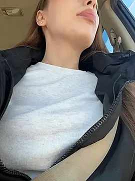 Snapshot of LeiaMood chatting on April 8, 2026, 5:42 am LeiaMood online show from April 8, 2026, 5:42 am