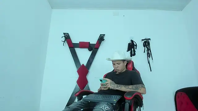 Snapshot of LatinsGuys18 chatting on January 13, 2026, 11:47 am LatinsGuys18 online show from January 13, 2026, 11:47 am