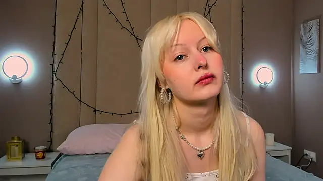 Snapshot of AdeleSilvy chatting on April 18, 2026, 1:41 am AdeleSilvy online show from April 18, 2026, 1:41 am