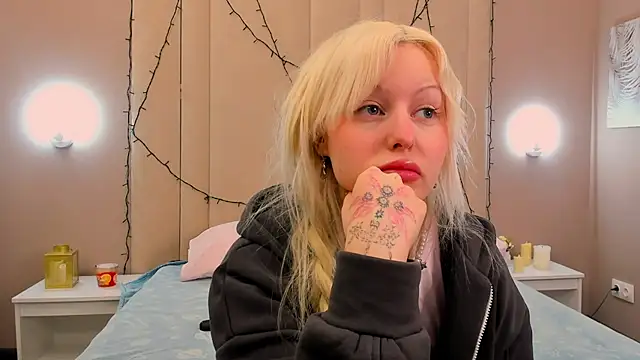 Snapshot of AdeleSilvy chatting on April 20, 2026, 1:52 am AdeleSilvy online show from April 20, 2026, 1:52 am