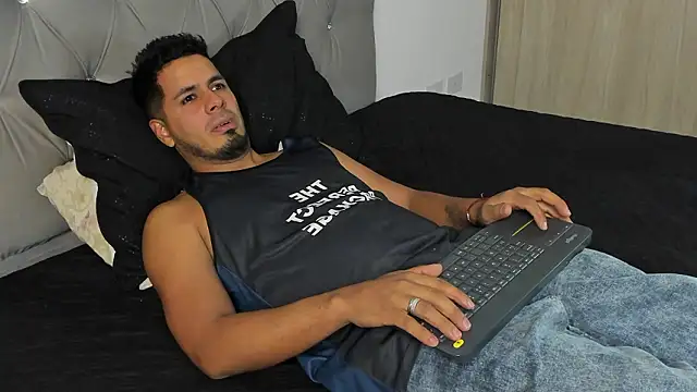 Snapshot of Kiltrohot chatting on February 14, 2026, 1:28 am Kiltrohot online show from February 14, 2026, 1:28 am