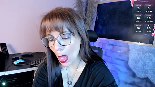 milenahot  69 online show from April 13, 2026, 2:43 pm