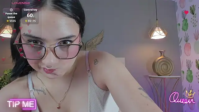 emma hiltonn  online show from June 3, 2026, 7:40 pm