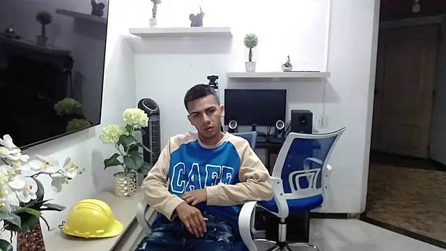 Snapshot of charlie_watson chatting on January 15, 2026, 3:32 am charlie watson online show from January 15, 2026, 3:32 am