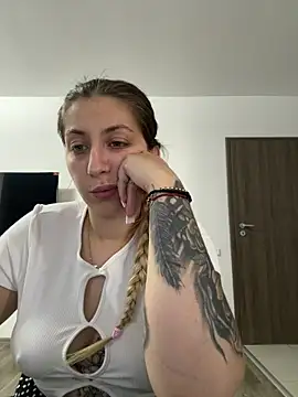 dalia0710 online show from May 18, 2026, 1:27 pm