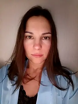 Snapshot of She-Moon chatting on February 4, 2026, 6:36 pm She-Moon online show from February 4, 2026, 6:36 pm