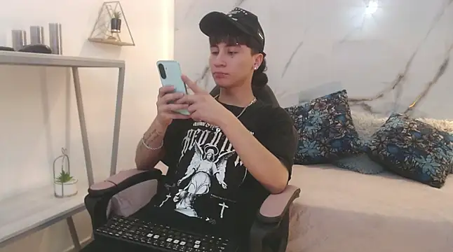 XanderGrey8 online show from April 15, 2026, 7:58 pm