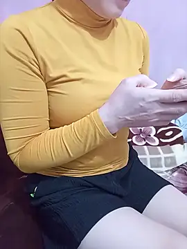 Snapshot of Phoebe-e chatting on February 5, 2026, 1:40 pm Phoebe-e online show from February 5, 2026, 1:40 pm