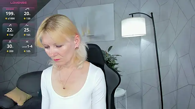 Snapshot of Julie_Lucas chatting on June 17, 2026, 11:47 pm Julie Lucas online show from June 17, 2026, 11:47 pm