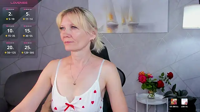 Snapshot of Julie_Lucas chatting on July 9, 2026, 12:44 am Julie Lucas online show from July 9, 2026, 12:44 am