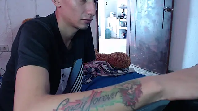 Chloe Candys online show from April 15, 2026, 5:17 pm